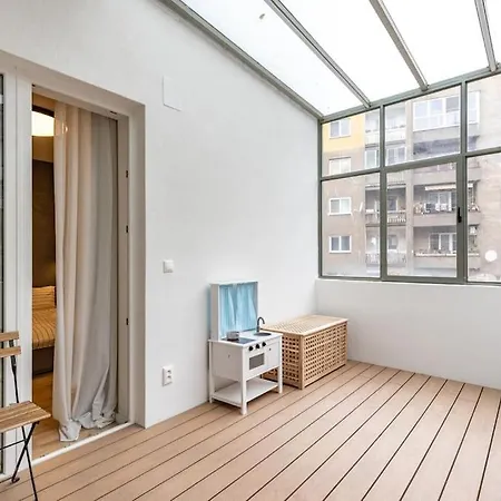 Winter Haven: Modern Retreat In 아파트 브라티슬라바