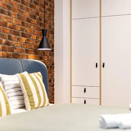 Winter Haven: Modern Retreat In 아파트 브라티슬라바